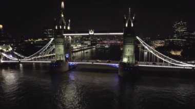 LONDON, BİRLİK KINGDOM CIRCA 2022: Iconic Tower Bridge Thames Nehri 'ni Londra' da Gece Genişletiyor
