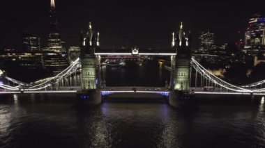 LONDON, BİRLİK KINGDOM CIRCA 2022: Iconic Tower Bridge Thames Nehri 'ni Londra' da Gece Genişletiyor