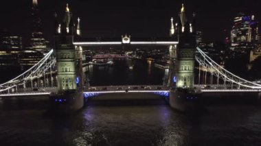 LONDON, BİRLİK KINGDOM CIRCA 2022: Iconic Tower Bridge Thames Nehri 'ni Londra' da Gece Genişletiyor