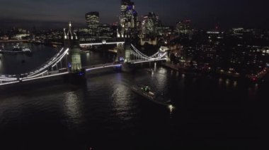 LONDON, BİRLİK KINGDOM CIRCA 2022: Iconic Tower Bridge Thames Nehri 'ni Londra' da Gece Genişletiyor