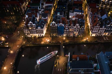 Amsterdam 'daki River Tour Kanal Teknesi Gece yarısı