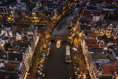 Amsterdam 'daki River Tour Kanal Teknesi Gece yarısı