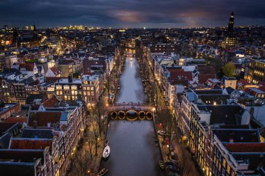 Aydınlatılmış Skyline ile Amsterdam Şehir Kanalları