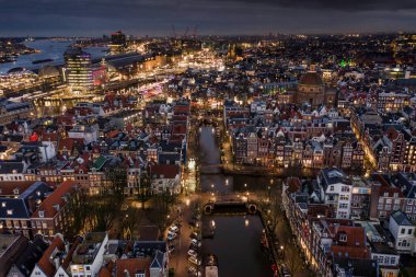 Amsterdam Şehri Kanallı Gece Etrafı Evlerle Aydınlanmış