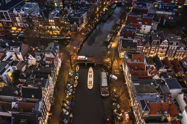 晚上在阿姆斯特丹的河上游览运河 — 图库照片