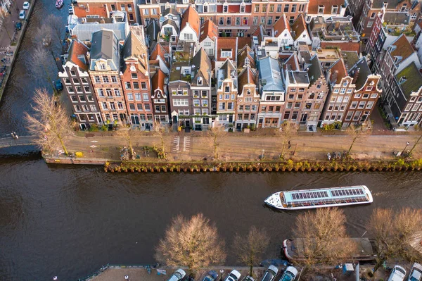 在阿姆斯特丹海滨地产前经过的运河船 — 图库照片