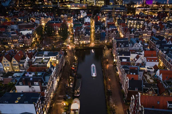 晚上在阿姆斯特丹的河上游览运河 — 图库照片