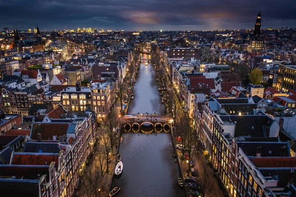 阿姆斯特丹城市运河在夜晚与明亮的天空线 — 图库照片