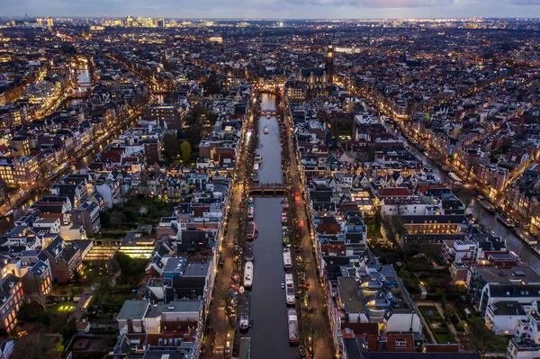 イルミネートされたスカイラインで夜のアムステルダム市運河 — ストック写真