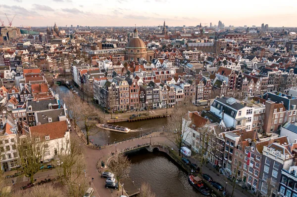 有运河和水路空中景观的阿姆斯特丹的日落 — 图库照片