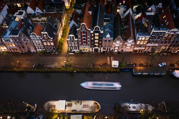 Kanalboot Amsterdam Einem Schönen Hohen Haus Wasser Vorbei — Stockfoto