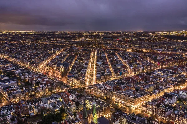 シティストリートと運河と夜のアムステルダムのスカイラインビュー Airaal View — ストック写真