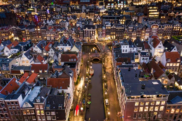 通过阿姆斯特丹市中心的运河在夜间引水 — 图库照片