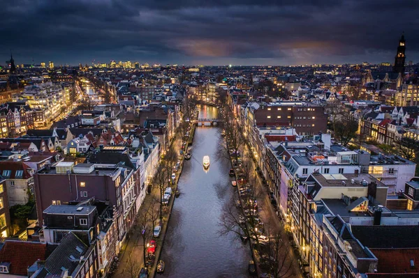 阿姆斯特丹城市运河在夜间与游览船空中景观 — 图库照片