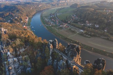 Almanya 'da Günbatımında Kale Köprüsü
