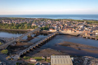 Berwick Köprüleri Tweed Hanı 'nın üzerinde İngiltere Havadan İzlendi