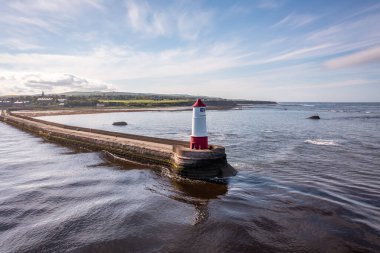 Berwick 'in Ağzı' nda bir Deniz Feneri ve Kırık Su Tweed 'in Üzerinde