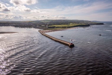Berwick 'in Ağzı' nda bir Deniz Feneri ve Kırık Su Tweed 'in Üzerinde