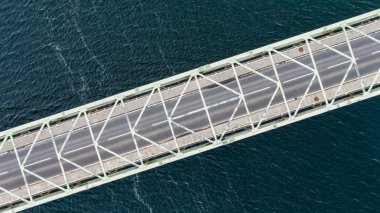 Karanlık Suların Üzerindeki Demir Köprü