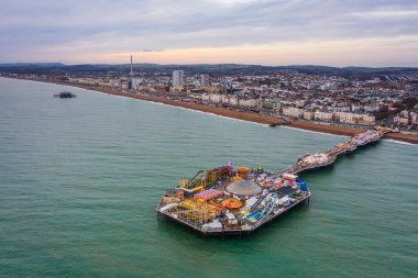 Brighton Sahil Sarayı Öğleden Sonra Hava Manzarası 'nda Rıhtım