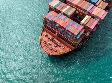 Deniz Taşımacılık Malzemeleri ve Kargo 'da Büyük Bir Konteyner Gemisinin Yayı