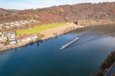 Torbacı Tekne Kargo Taşıyor Tuna Nehri boyunca