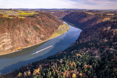 Torbacı Tekne Kargo Taşıyor Tuna Nehri boyunca