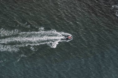 Limana gelen küçük bir balıkçı teknesinin kuş bakışı görüntüsü