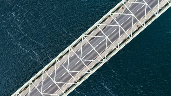 湖にかかる鉄橋 — ストック写真