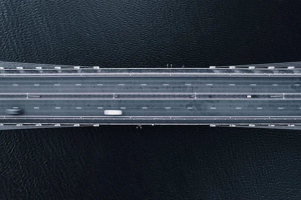 Vehicule Care Traversează Pod Peste Apă — Fotografie, imagine de stoc