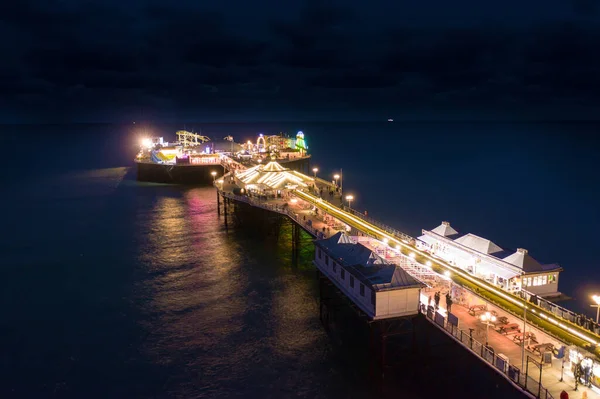 Brighton Seafront Palace Pier Iluminado Por Noche Con Vista Aérea —  Fotos de Stock