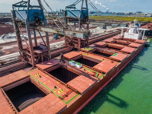 Toplu Taşıyıcı Gemi İşlem İçin Crane tarafından Kargo Boşaltılıyor