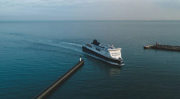 Ferry Pasajeros Que Cruza Mar Llega Puerto — Foto de Stock