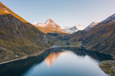Gün doğumunda Göllü ve Nehirli Dağlık Norveç Manzarası