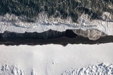 İzlanda 'da Kara Kum Kumsalının Kuş Gözü Manzarası