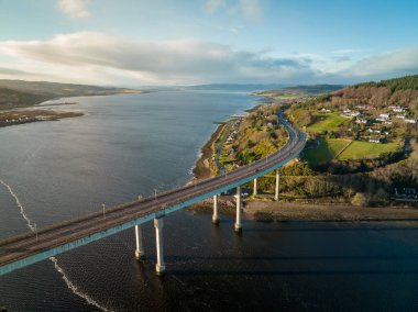 Inverness İskoçya 'da Beauly Firth' ü kapsayan Kessock Köprüsü