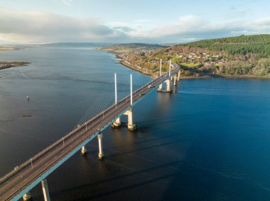 Beauly Firth Inverness üzerinde Kuzey Kessock 'tan Inverness' e uzanan köprü.