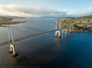 Inverness İskoçya 'da Beauly Firth' ü kapsayan Kessock Köprüsü