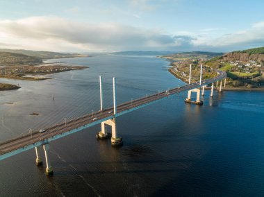 Beauly Firth Inverness üzerinde Kuzey Kessock 'tan Inverness' e uzanan köprü.