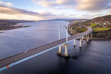 Inverness İskoçya 'da Beauly Firth' ü kapsayan Kessock Köprüsü