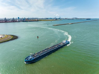 Sıvı Kargo Tanker Gemisi Rotterdam Limanı 'ndan Petrokimyasalları taşıyor