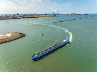 Sıvı Kargo Tanker Gemisi Rotterdam Limanı 'ndan Petrokimyasalları taşıyor