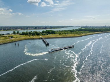 Sıvı Kargo Tanker Gemisi Rotterdam Limanı 'ndan Petrokimyasalları taşıyor