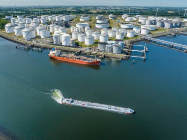 Sıvı Kargo Tanker Gemisi Rotterdam Limanı 'ndan Petrokimyasalları taşıyor