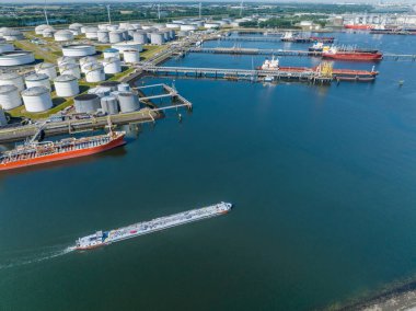 Sıvı Kargo Tanker Gemisi Rotterdam Limanı 'ndan Petrokimyasalları taşıyor
