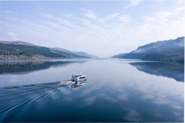 Loch Ness Tour Teknesi Sabah Gölün karşısına geçiyor.