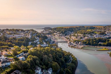 Cornwall UK 'deki Güzel Kıyı Kasabası Yazın Havadan Görüldü