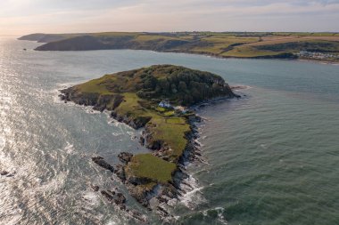 Yazın anakaradan uzakta, Denizde uzak bir ada