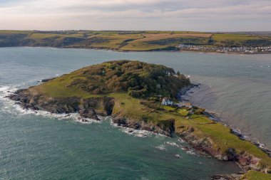 Yazın anakaradan uzakta, Denizde uzak bir ada
