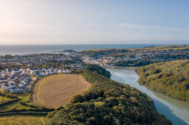 Cornwall UK 'deki Güzel Kıyı Kasabası Yazın Havadan Görüldü